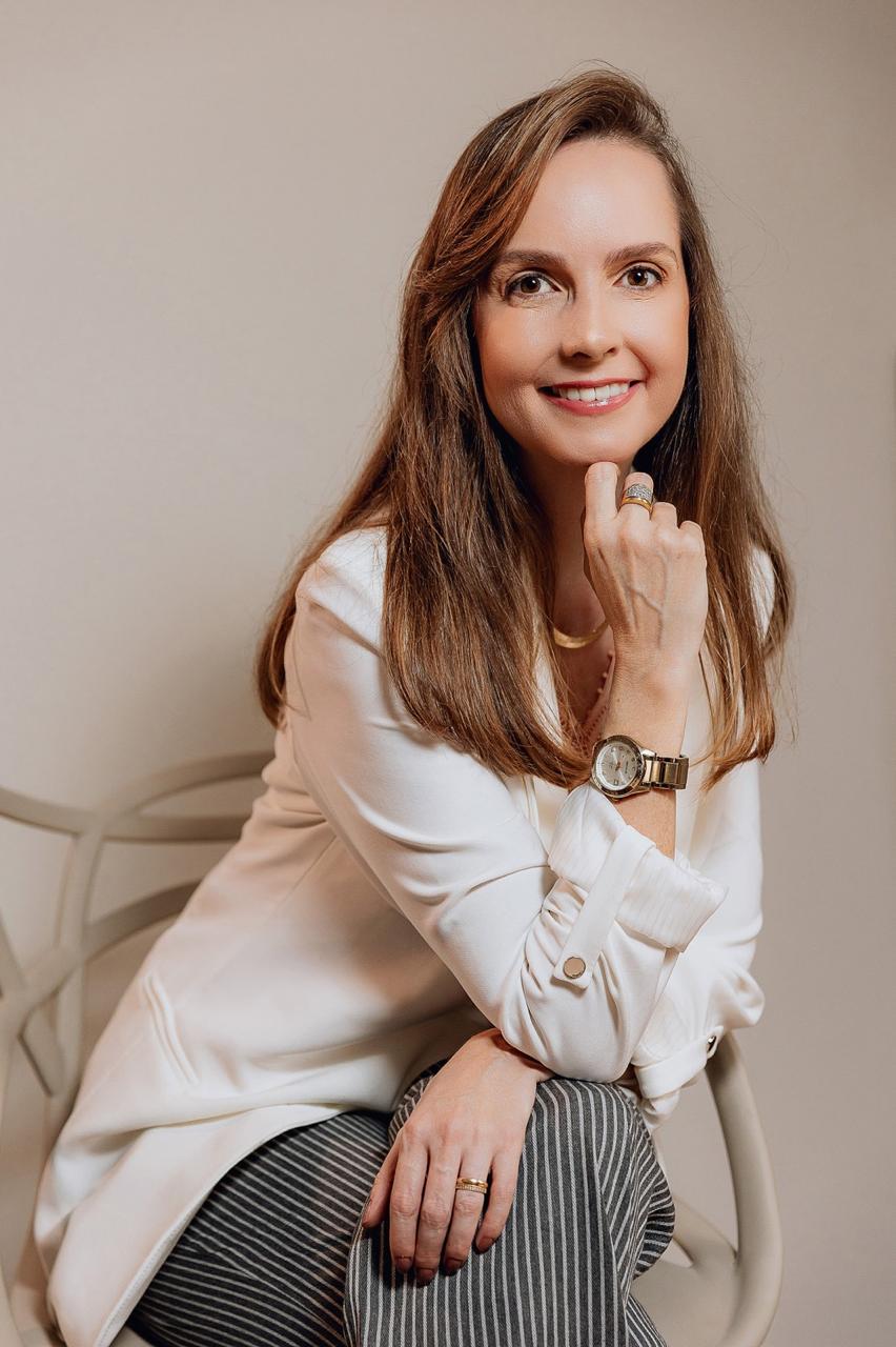 Dra. Carla Domingues em seu consultório